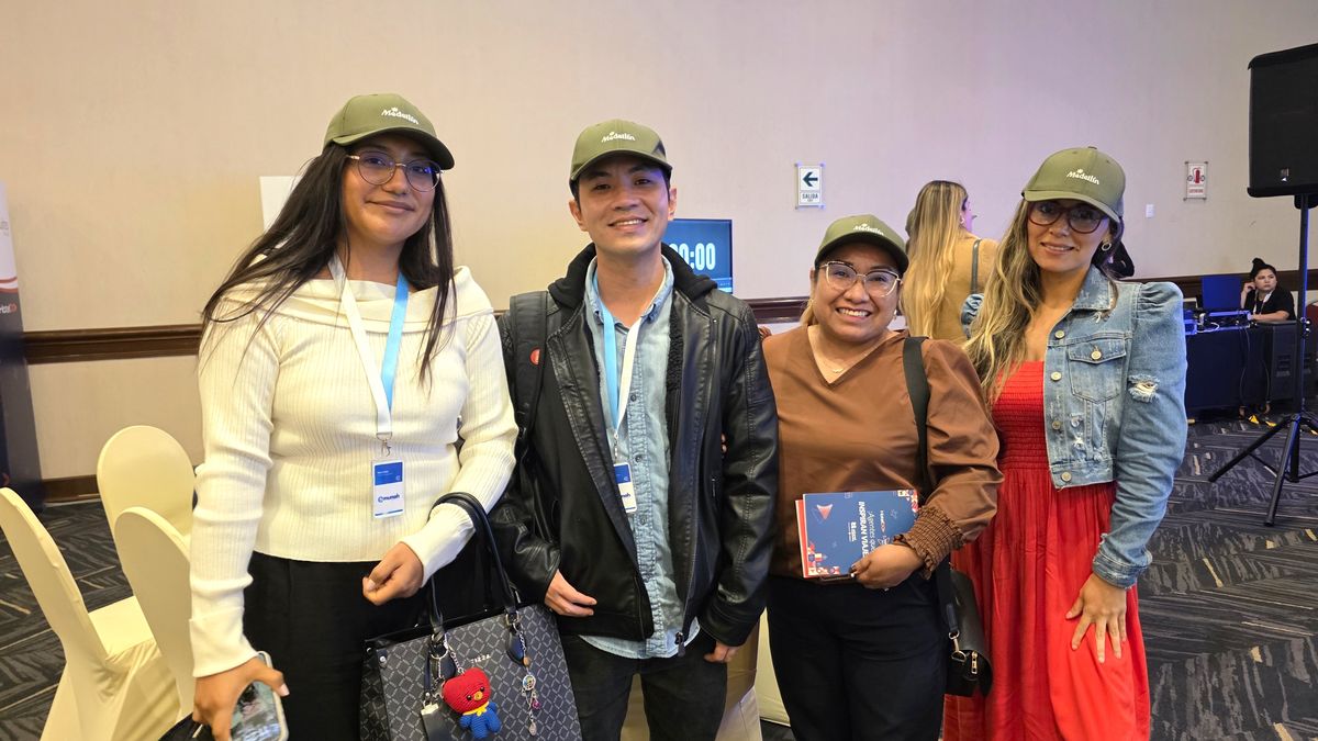 Agentes de viajes posando con sus gorras del destino Medellin.