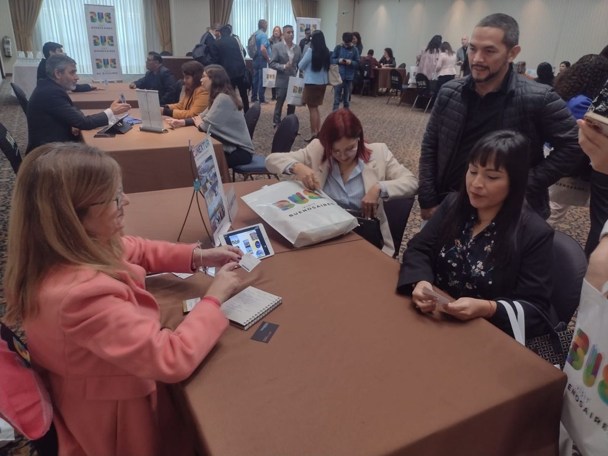 Profesionales recibiendo información de primera mano sobre Buenos Aires.