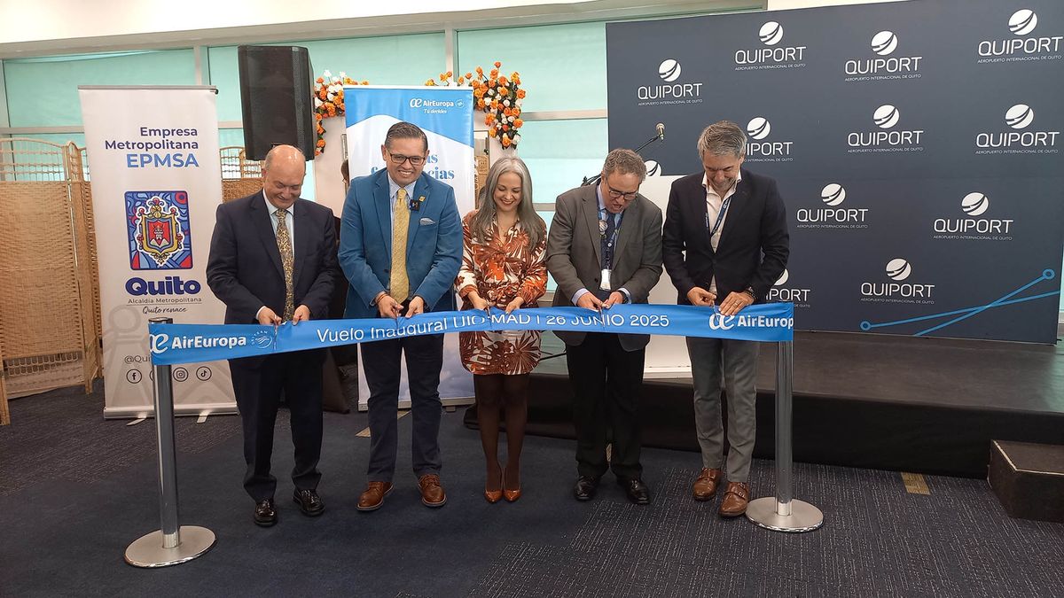 Corte de cinta de vuelo inaugural de Air Europa.