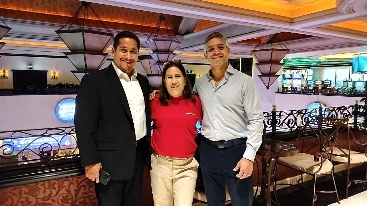 Jonathan Ruiz de CTM Tours, Ana Biri de Carrusel Travel y Carlos Ruiz de &Aacute;gil, representantes oficiales de Europamundo en Per&uacute;.