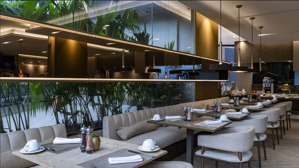 El nuevo York Medellin, Curio Collection by Hilton se posiciona como uno de los referentes de la hotelería de lujo en Colombia, rindiendo homenaje a la resiliencia y la evolución de la urbe colombiana.