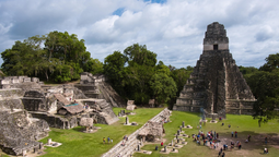 Tikal, Antigua, Chichicastenango y Atitlán articulan una ruta que mezcla arqueología maya, ciudades coloniales y paisajes volcánicos.