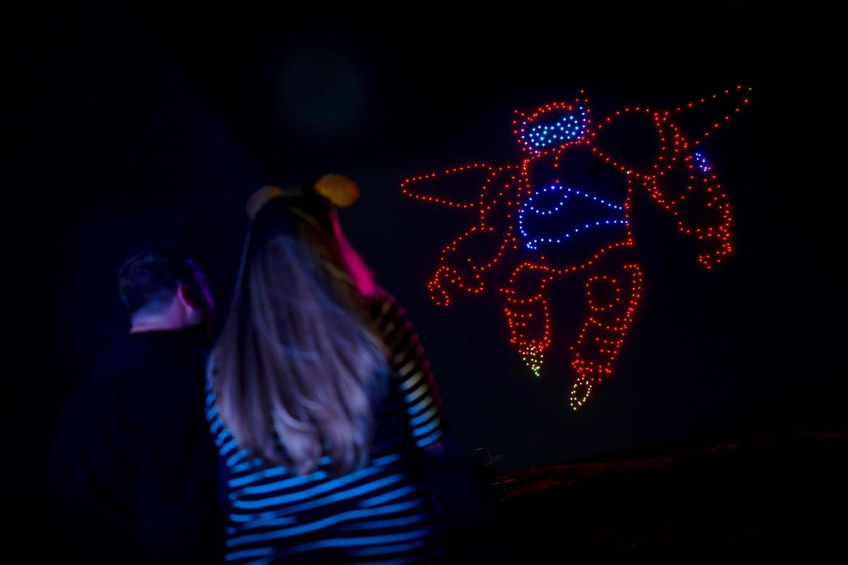 Más de 800 drones darán vida al nuevo espectáculo nocturno de Disney Springs. Más de 800 drones darán vida al nuevo espectáculo nocturno de Disney Springs.