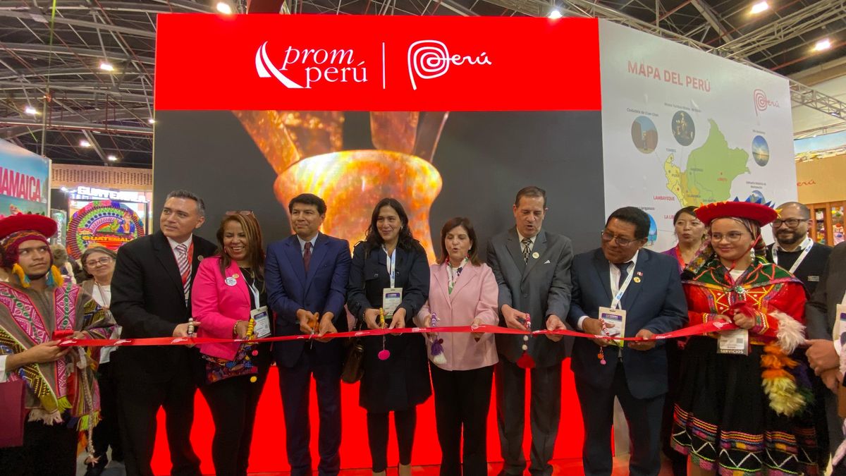 Acto de inauguración del stand de PromPerú en la Vitrina Turística Anato 2025.