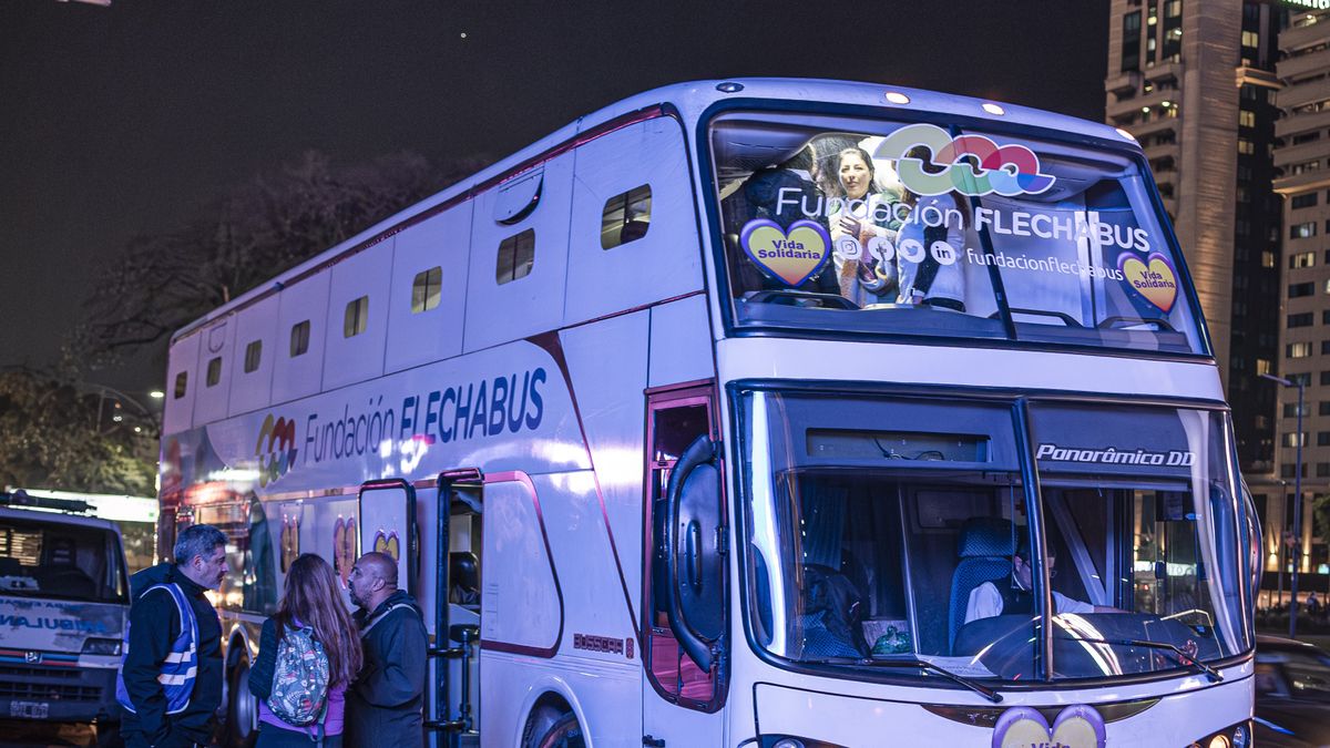 Fundación Flechabus lanzó la campaña Frío CERO 2025 con su Micro Solidario en Rosario y Buenos Aires. La iniciativa brinda abrigo, cena caliente y refugio nocturno a personas en situación de calle durante el invierno.