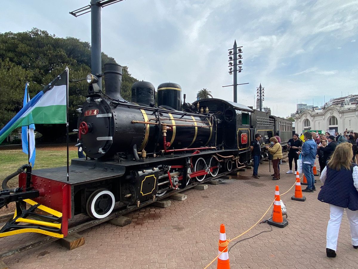 En la FIT 2022 te recibe la icónica Trochita para sacarte fotos con este emblema nacional.