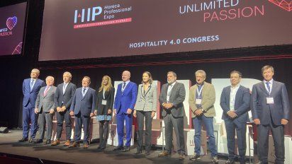 La ministra de Industria, Comercio y Turismo, Reyes Maroto, junto a otras autoridades y responsables de la organización de la séptima edición de HIP HORECA.