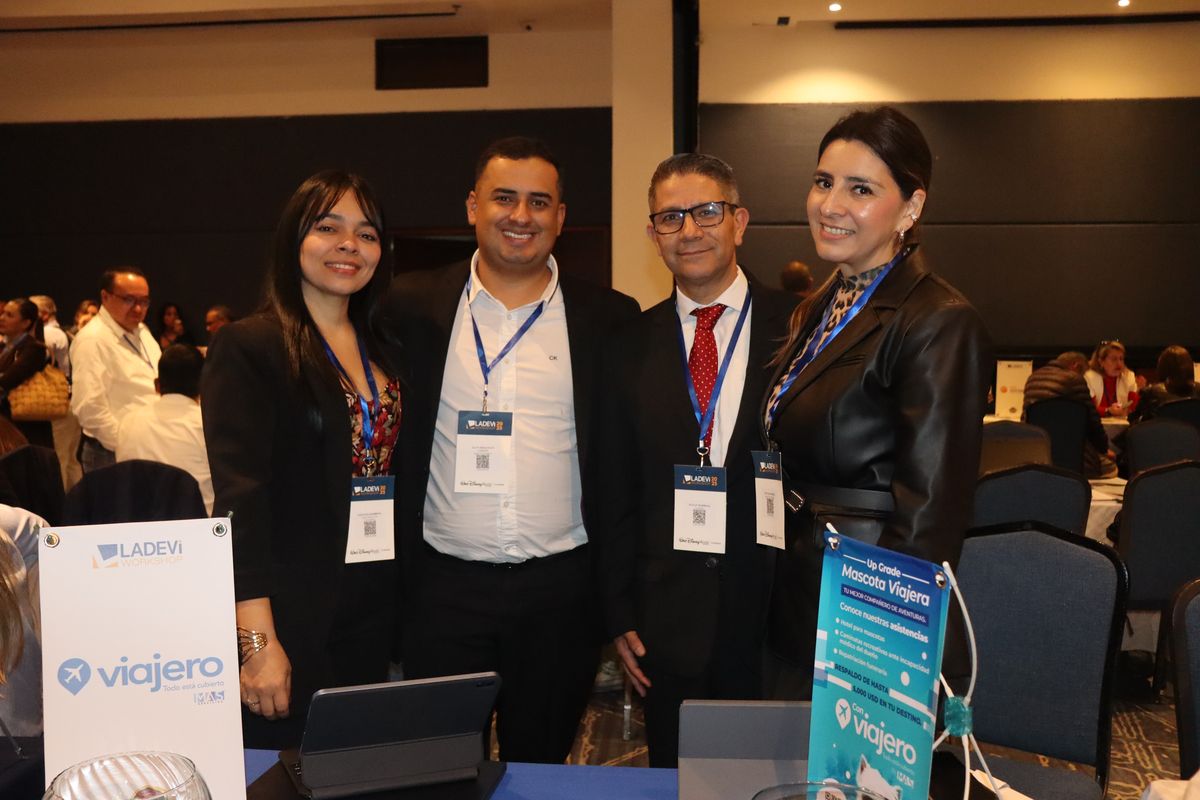 Julián Barbosa, gerente comercial Travel y su equipo de Viajero by MAS Servicios en el Ladevi Workshop Bogotá.