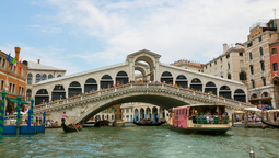 Italia combina ciudades históricas, arte y gastronomía en uno de los viajes más clásicos de Europa.