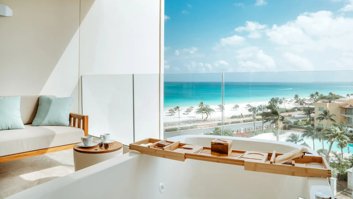 El hotel invita a vivir un viaje diferente entre las mejores playas de Aruba.