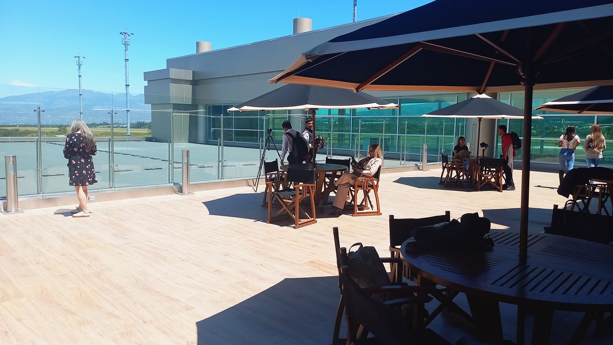 Terraza en la sala de embarque internacional en el Aeropuerto Internacional Mariscal Sucre de Quito. Terraza en la sala de embarque internacional en el Aeropuerto Internacional Mariscal Sucre de Quito.