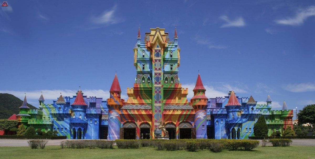Parques temáticos: Beto Carrero World es uno de los más famosos y el más grande de toda Sudamérica. Parques temáticos: Beto Carrero World es uno de los más famosos y el más grande de toda Sudamérica.