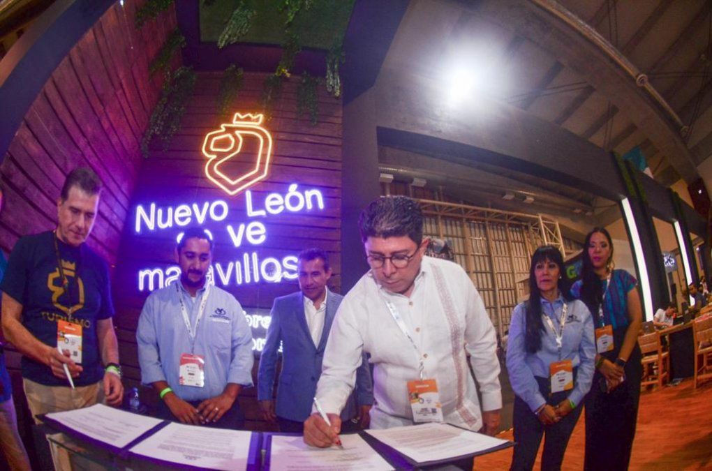La firma del convenio entre AMAV y Nuevo León