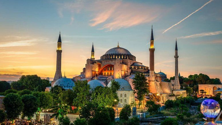 Saladino ofrece salidas con vuelos de Turkish Airlines desde Miami, Nueva York y Los Ángeles para programas a través de Turquía, Dubái y Grecia.