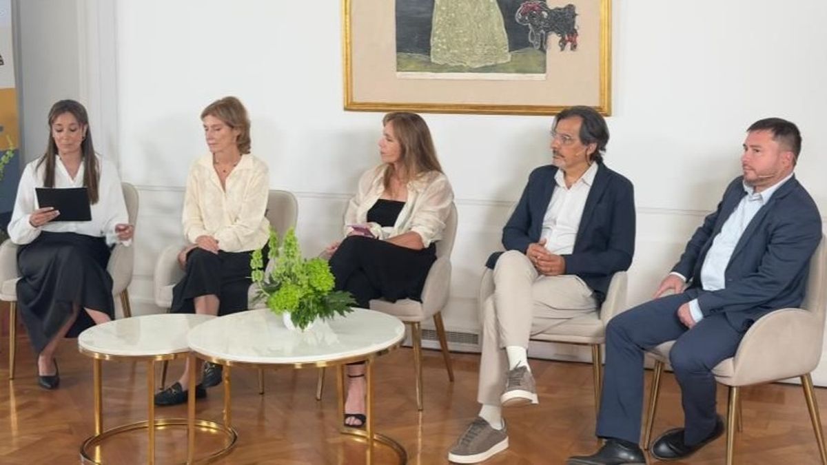 Petra Kasbo, directora de Ventas & Marketing del Gran Meliá Iguazú; María José Taveira, Country Manager Argentina, Paraguay & Uruguay de IATA; Gabriela Ferrucci, presidenta de la Asociación de Hoteles de Turismo de  Argentina; Fabián Román, presidente de Fundación Plan 21 y Leo Lucas, presidente del Ente de Turismo de Iguazú.