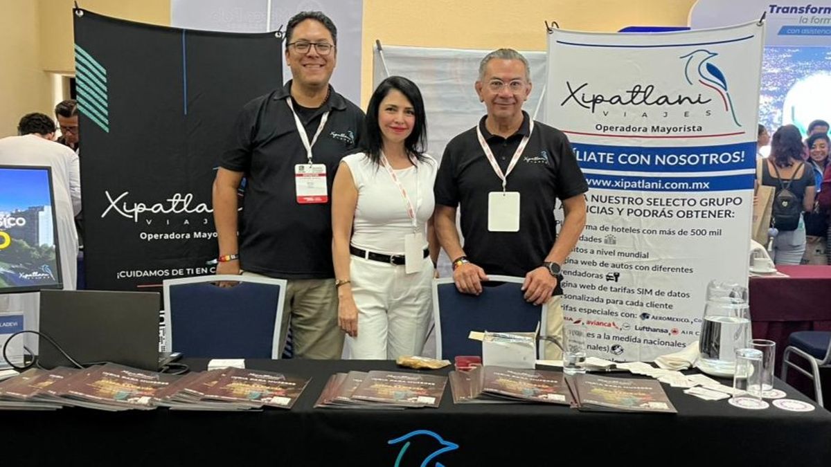 El equipo de Xipatlani en su escritorio de EPTUR 2025.&nbsp;