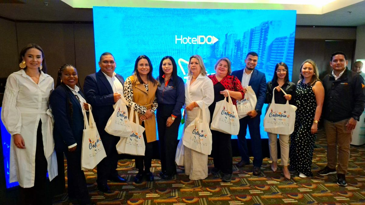 Equipo de HotelDO junto a los expositores, Hotel Casa Blanca, Hotel Almirante, Avianca, Colombia Travel, Bessones, GEHSuites Hoteles, Universal Assistance.