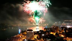 Miles de personas se congregan en la costanera para vivir la Noche Valdiviana, que este 2026 celebra su versión 108 con música en vivo y el tradicional Corso Fluvial. Valdivia.