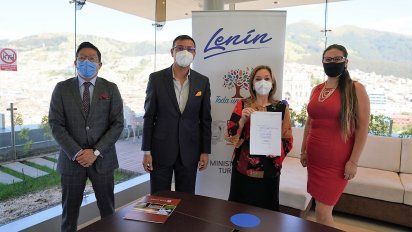 Firma del contrato de inversión para construir un nuevo hotel en Manabí