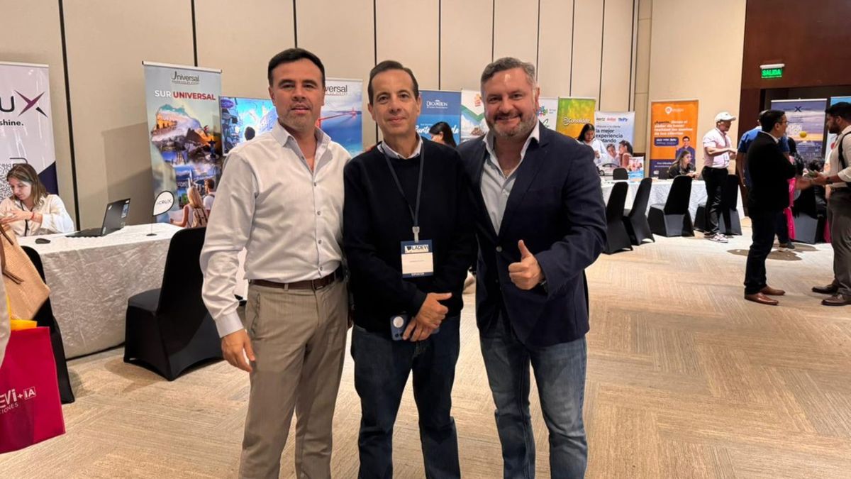 Edwin Rincón, country manager Iberia Ecuador; Patricio Cattan , gerente de Agencias de Polimundo; y Fidel Murgueytio, gerente general de Maxitravel. 