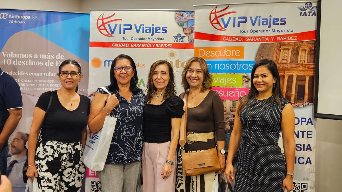 Mary Guizado junto a las agencias de viajes.