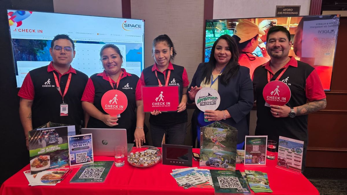 Álvaro Gomero, coordinador de marketing; Ofelia Marroquin, jefa comercial; Mariana Mendoza, ejecutiva comercial; Eliana De Jesús, representante de Bávaro Adventure Park y Leonel Sánchez, ejecutivo comercial de Check in mayorista.