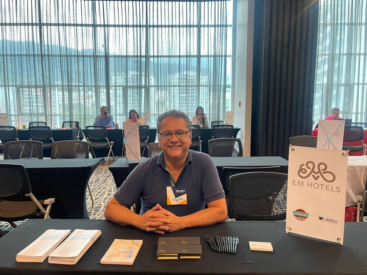 Henry Vesga gerente comercial para la cadena EM Hotels.