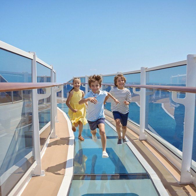 Los cruceros son ideales para todas las edades. Niños y adultos tienen actividades para divertirse arriba del barco.