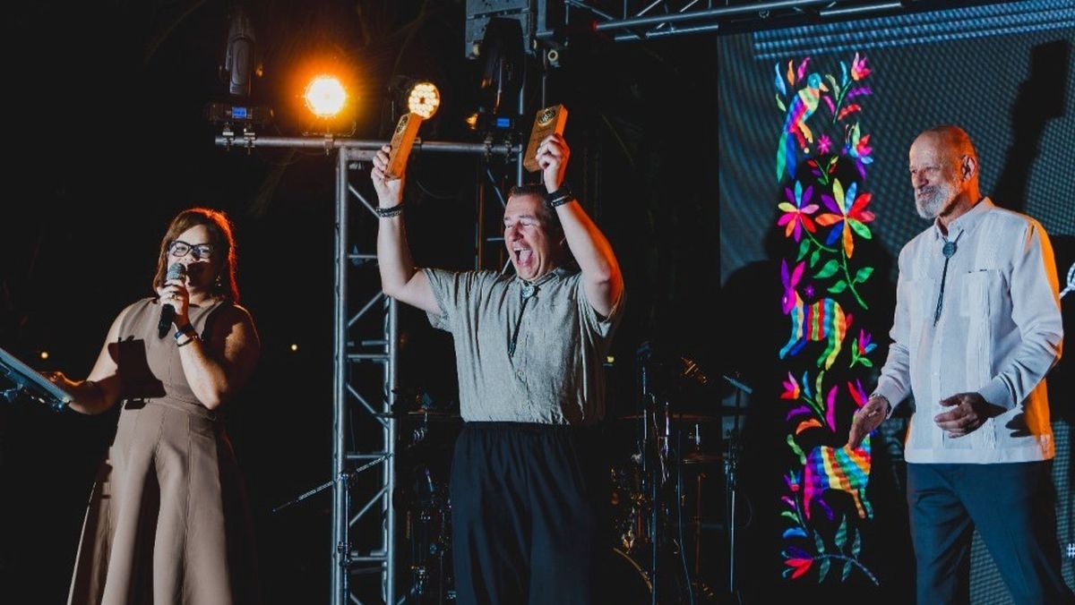 Dave Spinelli, SVP Industry Relations en Inteletravel celebrando el premio #1 Host Agency.&nbsp;