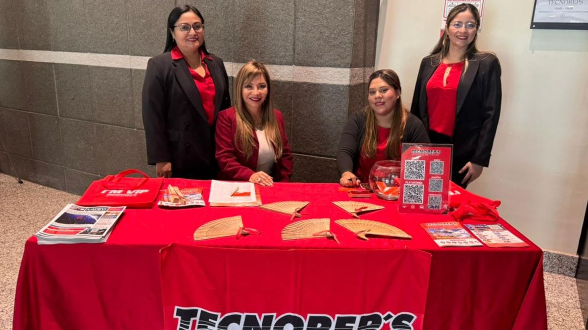 Equipo de Tecnoreps, encabezado por su presidenta Patricia Elías (2da izq.), en Ladevi Workshop Guayaquil.