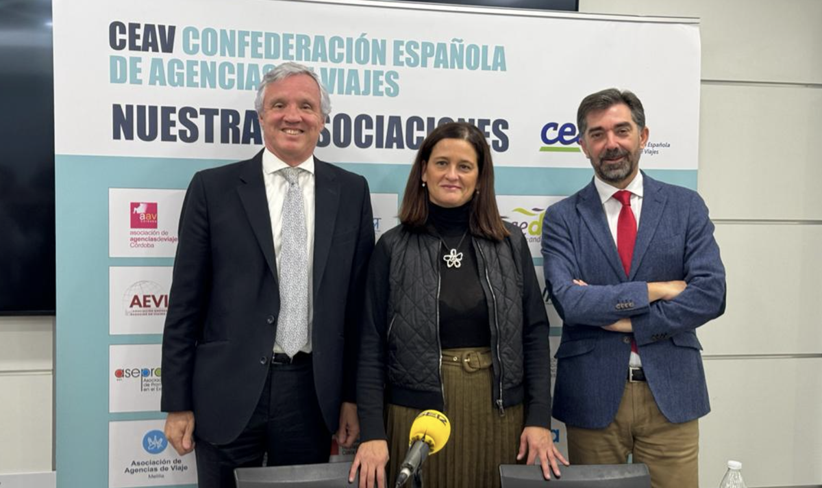 Carlos Garrido, presidente de la Confederacion Espanola de Agencias de Viajes (CEAV), Jose Manuel Lastra, vicepresidente de la confederacion y Mercedes Tejero, gerente.