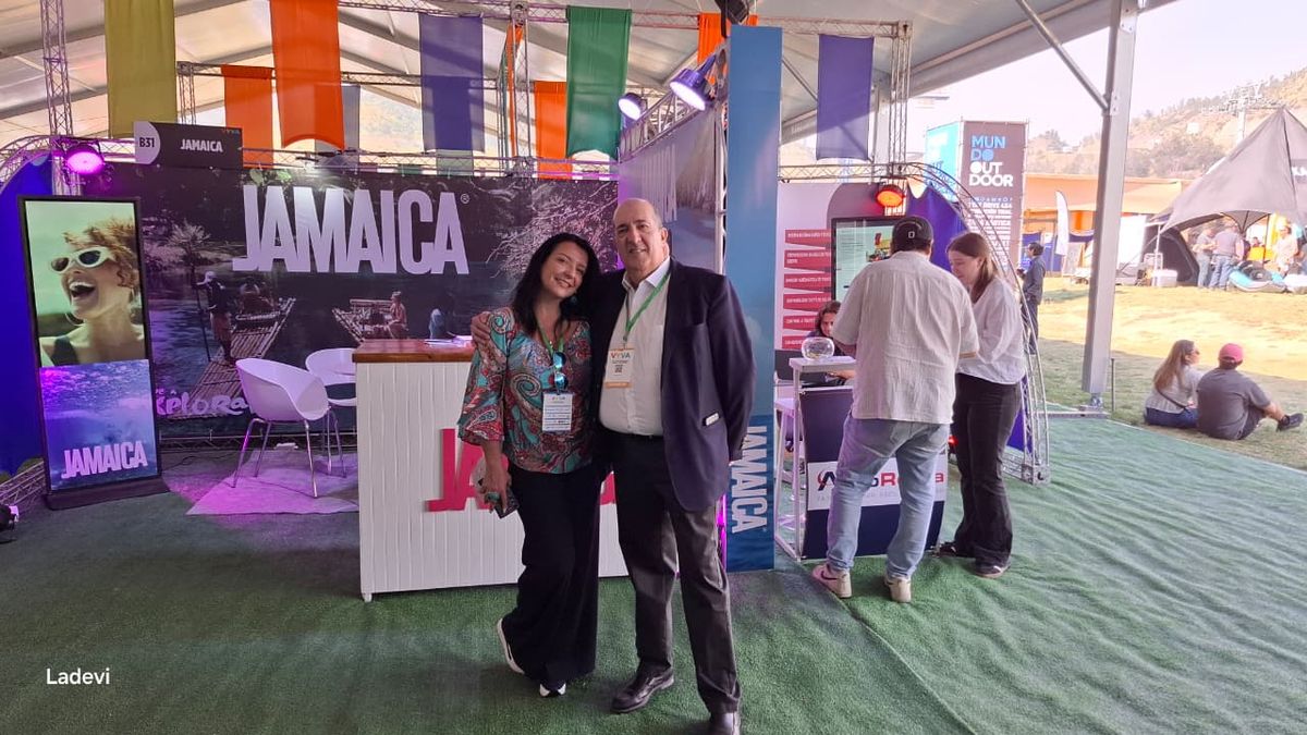 Michele Etchevers, representante en Chile de Bahia Principe, junto a Andrés Azuaga, de Ladevi. 