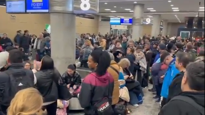 Cientos de pasajeros aguardan por sus equipajes en Aeroparque: los maleteros están en asamblea.