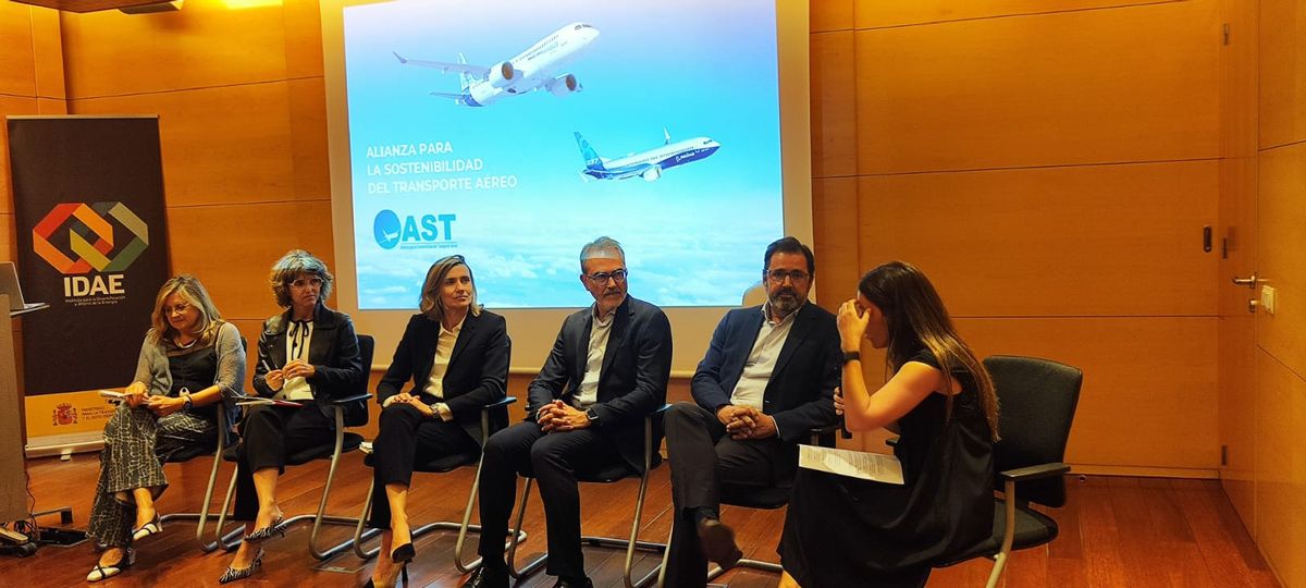 El acto de presentación del Libro Blanco del SAF ha contado con el respaldo de Miguel Rodrigo, director general de IDAE, organismo adscrito al Ministerio para la Transición Ecológica y el Reto Demográfico, a través de la Secretaría de Estado de Energía.