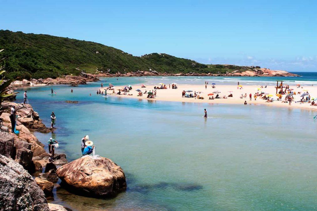 Verano en Brasil: las playas de Guarda do Embaú son una de las más elegidas por los amantes del surf. Verano en Brasil: las playas de Guarda do Embaú son una de las más elegidas por los amantes del surf.
