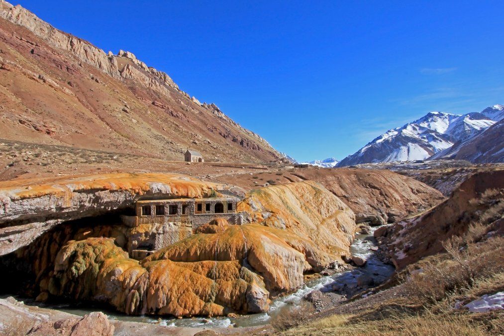 Escapadas para el fin de semana largo: el Puente del Inca es uno de los atractivos destacados de Mendoza que se puede ver durante el Camino de Alta Monta&ntilde;a