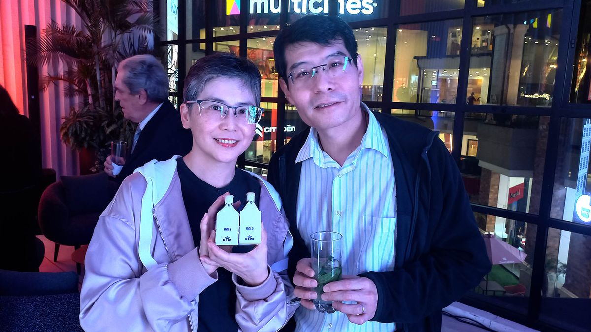 Usuarios de Business Class de KLM, entre ellos de la empresa Andes Petroleum, durante el evento de intercambio de casitas Delft. Usuarios de Business Class de KLM, entre ellos de la empresa Andes Petroleum, durante el evento de intercambio de casitas Delft.