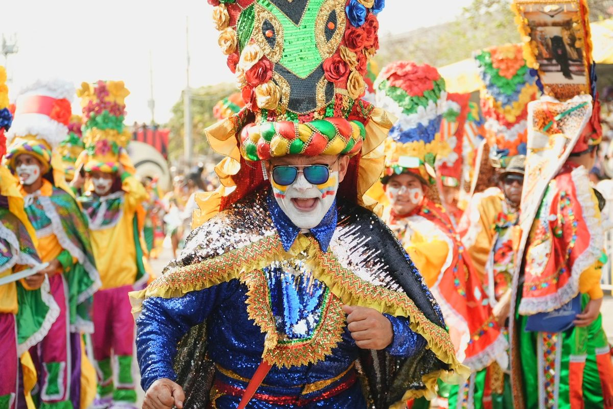 El Caribe colombiano muestra su identidad m&aacute;s vibrante en un carnaval donde la m&uacute;sica, el baile y el color marcan el ritmo de la ciudad.
