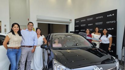 Volando Viajes concretó la entrega del KIA Soluto a Ruth Alva de Royal Dreams.