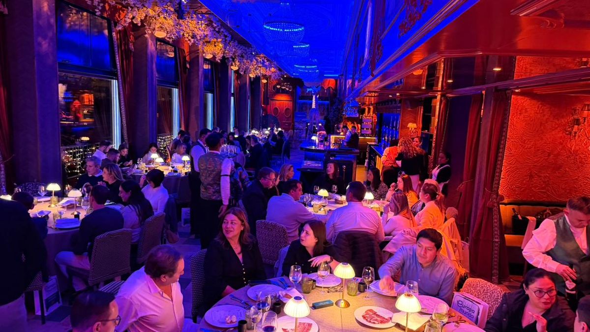 Una panorámica de los asistentes a la cena en el Restaurante Jimmy's de Madrid. Una panorámica de los asistentes a la cena en el Restaurante Jimmy's de Madrid.