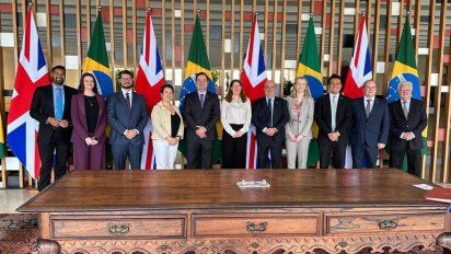 Autoridades de Brasil y el Reino Unido posan tras firmar el nuevo acuerdo bilateral.