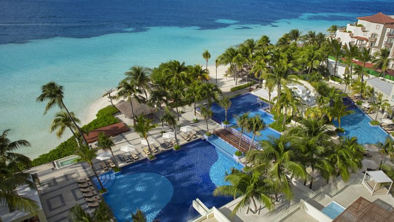 Dreams Sands Cancun Resort & Spa cuenta con 414 habitaciones y una propuesta integral orientada a descanso, experiencias de wellness y actividades de playa.