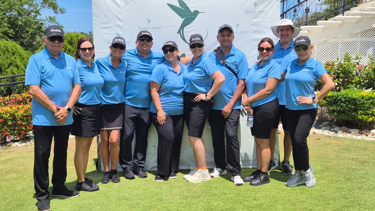 BDMs de la compañía hotelera en el 11° Torneo de Golf para Agentes de Viajes de América Latina de Sandals: Alfredo Quintero (México), Renata Salina (Brasil), Joyce Grossman (Chile), Giancarlos Cuadros (Brasil), Lía Constante (Brasil), Arlenes García (directora de Ventas y Marketing para América Latina de Sandals), José Rojas (Argentina), Betzabeth Flores (Argentina), Isbert Bermúdez (Panamá) y Blanca Sánchez (Panamá). BDMs de la compañía hotelera en el 11° Torneo de Golf para Agentes de Viajes de América Latina de Sandals: Alfredo Quintero (México), Renata Salina (Brasil), Joyce Grossman (Chile), Giancarlos Cuadros (Brasil), Lía Constante (Brasil), Arlenes García (directora de Ventas y Marketing para América Latina de Sandals), José Rojas (Argentina), Betzabeth Flores (Argentina), Isbert Bermúdez (Panamá) y Blanca Sánchez (Panamá).