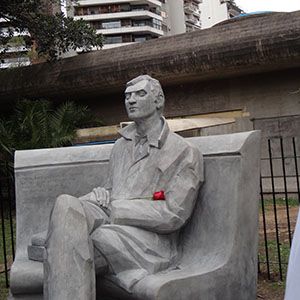La escultura fue inaugurada ayer en los jardines de la Biblioteca Nacional.