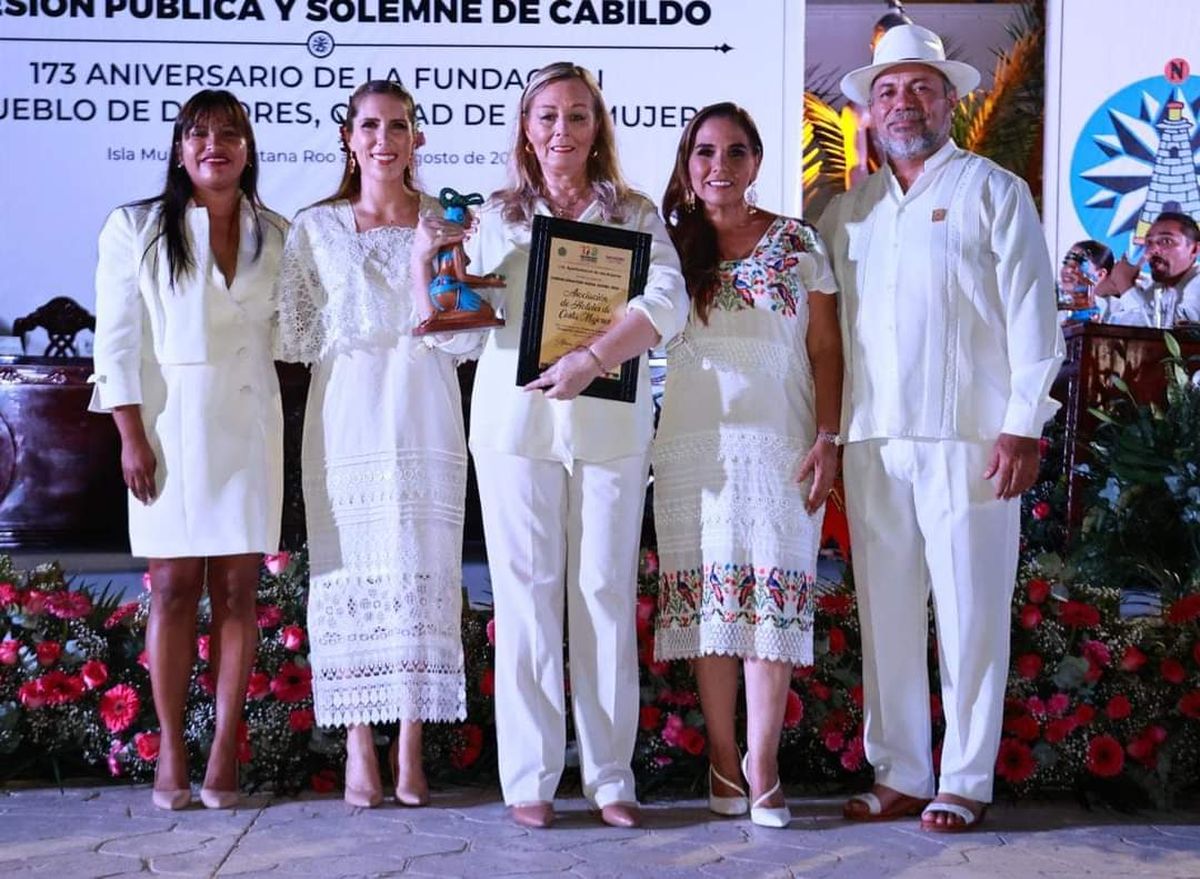 Autoridades de Costa Mujeres con la distinción que certifica al destino como lider en ocupación hotelera en Quintana Roo.