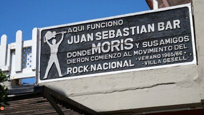 Villa Gesell: En 107 y 2 se encuentra el cartel que recuerda que allí nació el rock nacioanal.