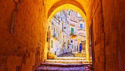Matera se localiza en en un cañón, por lo que su fisonomía es bastante particular, con construcciones hechas en la roca denominadas sassi. (Foto: Shutterstock Richard Weeden)