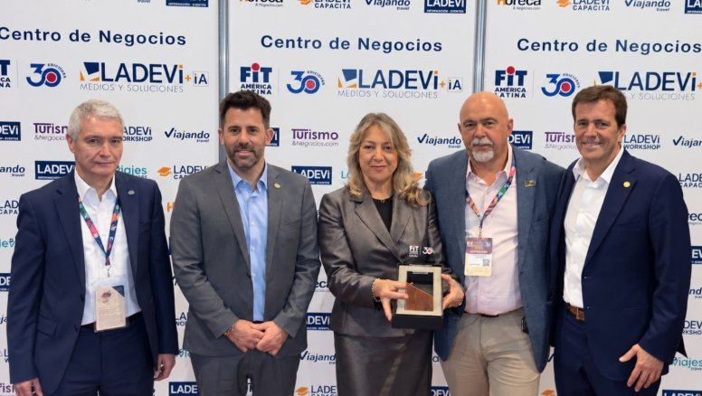 Claudia González y Gonzalo Yrurtia reciben el reconocimiento de FIT por haber participado como expositor en sus 30 ediciones. Entregan Adrian Pastine, vicepresidente; Ezequiel Barberis, presidente y Andrés Deyá, past president de Fit.