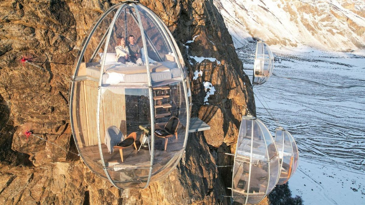 Imaginate hospedarte en un glamping con forma de huevo a más de 2.000 m. de altura.