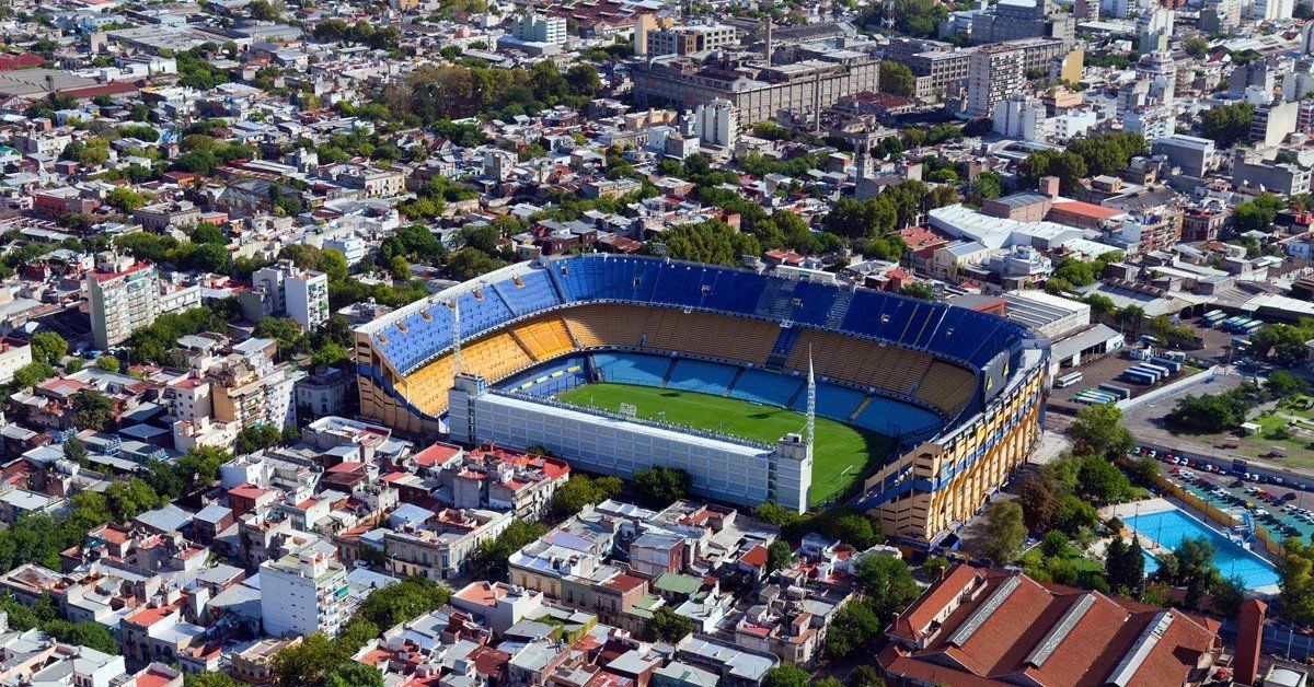 El estadio del Club Atlético Boca Juniors es un emblema del barrio de La Boca. El estadio del Club Atlético Boca Juniors es un emblema del barrio de La Boca.